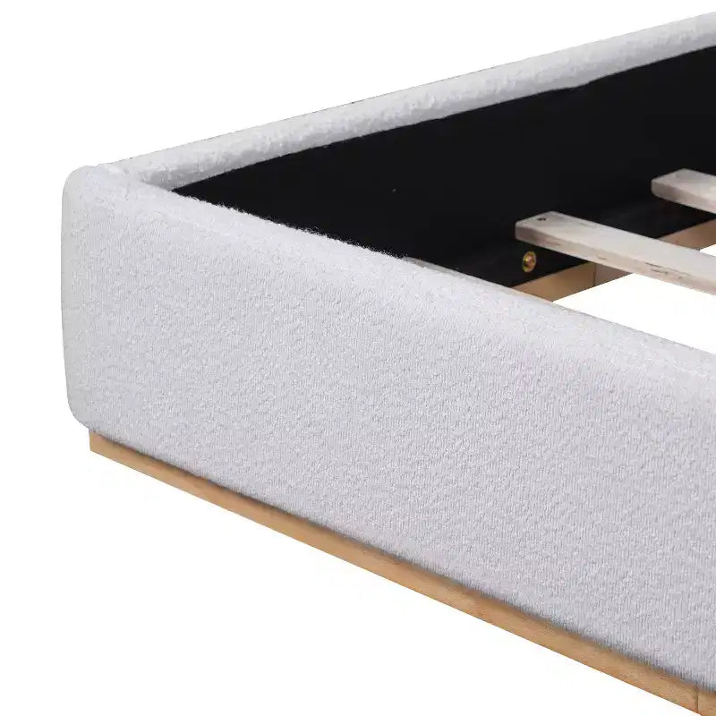 Lit moderne Vira en hévéa avec tête de lit capitonnée en tissu bouclette et oreilles