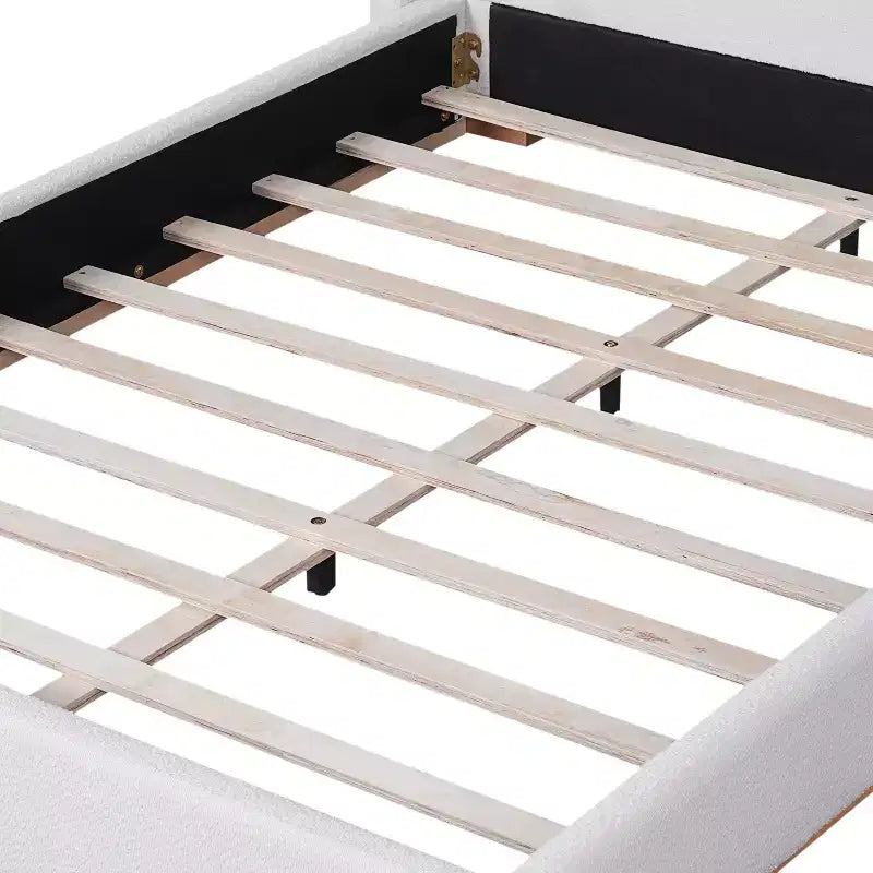 Lit moderne Vira en hévéa avec tête de lit capitonnée en tissu bouclette et oreilles