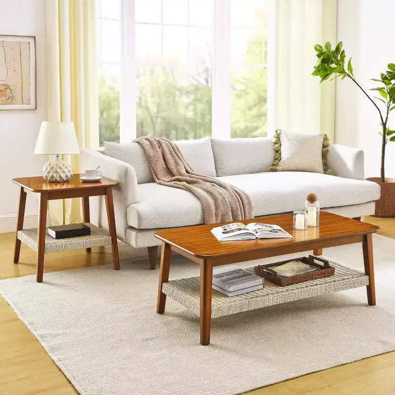 Table basse Ramsay Mid-Century Modern en hévéa avec étagère en rotin tressé