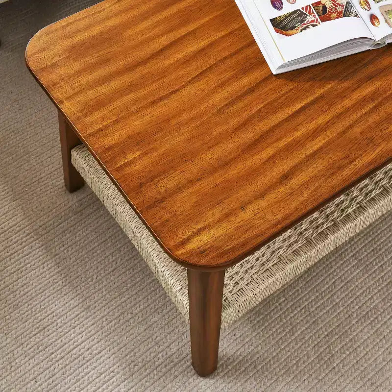 Table basse Ramsay Mid-Century Modern en hévéa avec étagère en rotin tressé