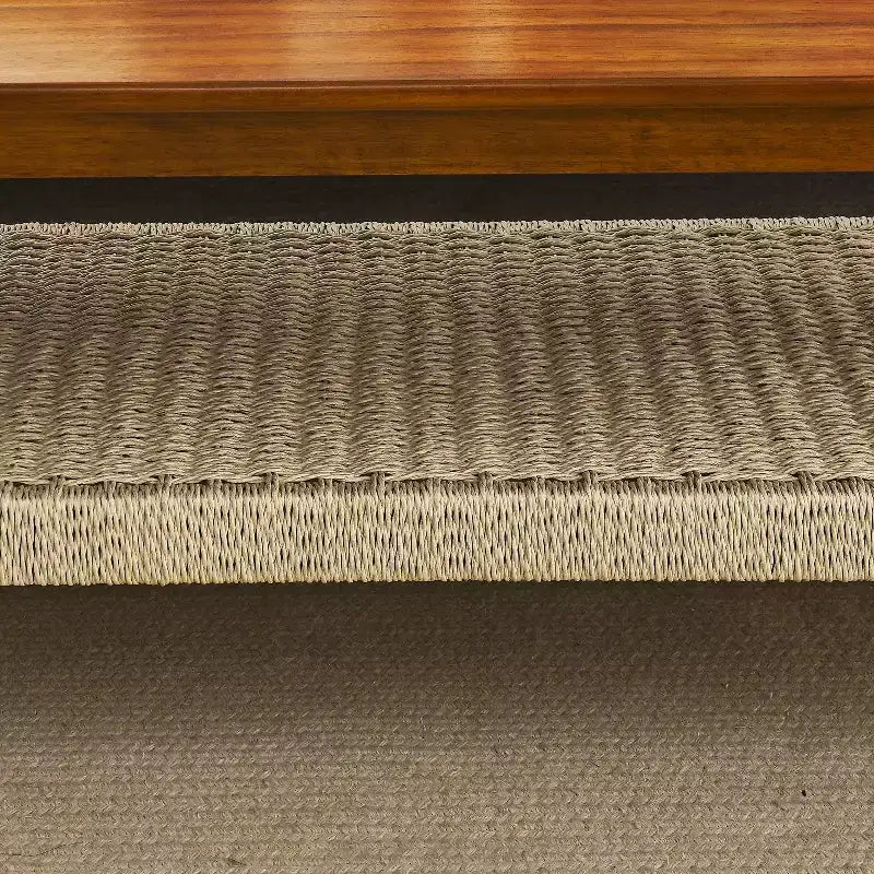 Table basse Ramsay Mid-Century Modern en hévéa avec étagère en rotin tressé