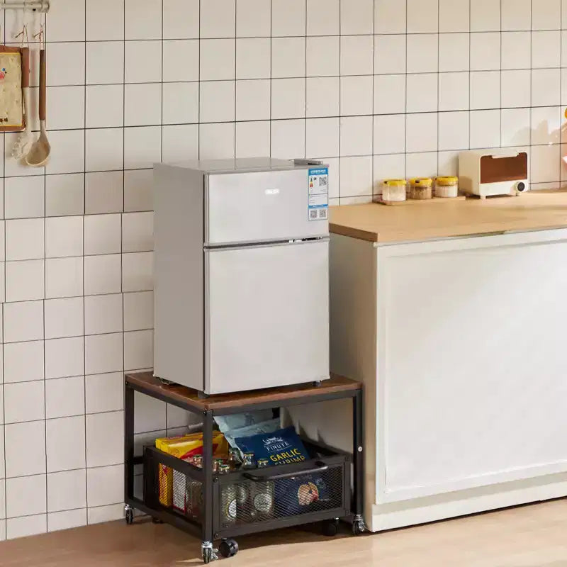 Meuble Support pour Mini Réfrigérateur avec Rangement, Table pour Mini Réfrigérateur de 90 kg avec Chariot de Rangement Mobile et Roues Pivotantes, Support pour Réfrigérateur à Boissons, Marron Clair