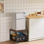 Meuble Support pour Mini Réfrigérateur avec Rangement, Table pour Mini Réfrigérateur de 90 kg avec Chariot de Rangement Mobile et Roues Pivotantes, Support pour Réfrigérateur à Boissons, Marron Clair