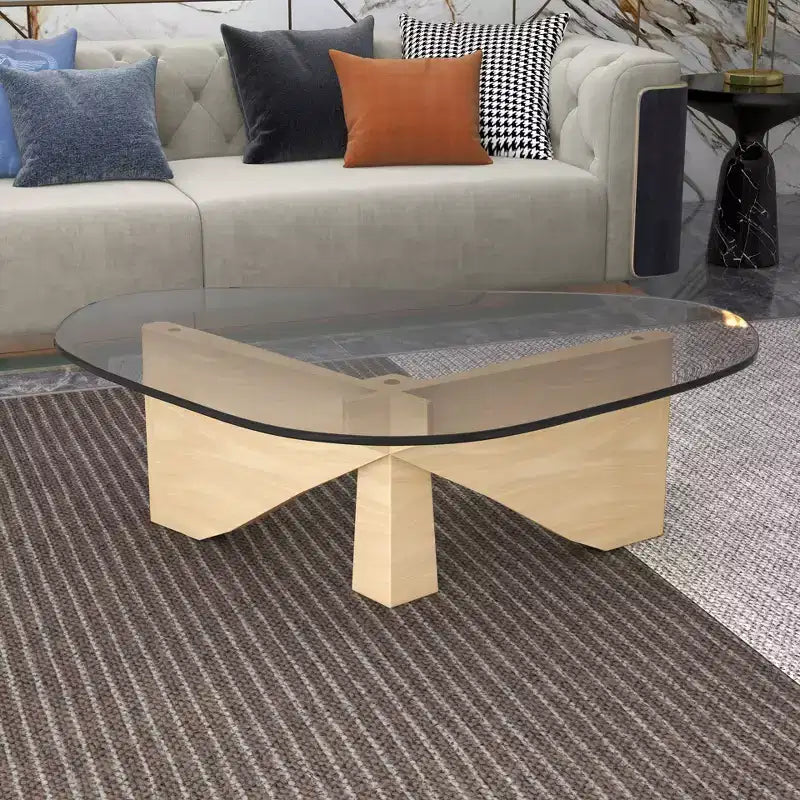 Table basse Imperial Collection en verre triangulaire avec piètement en bois de frêne lustré pour maison, salon, bureau