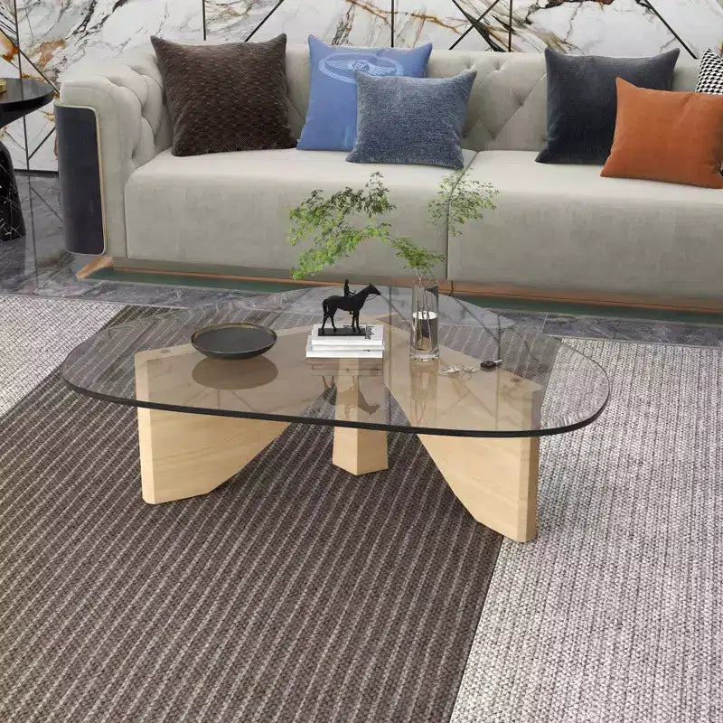 Table basse Imperial Collection en verre triangulaire avec piètement en bois de frêne lustré pour maison, salon, bureau